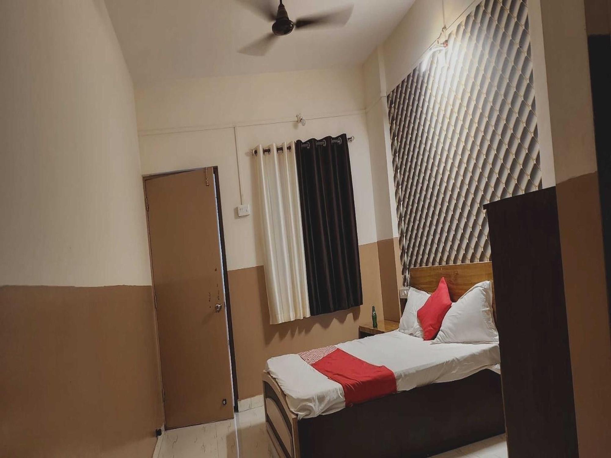 Hotel Royal Lodging Phursungi Εξωτερικό φωτογραφία
